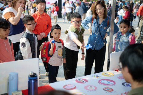 終點沙田公園特設「低碳生活嘉年華」，多個攤位均由保良局轄下服務單位所籌備，別具特色，吸引了眾多市民參與。