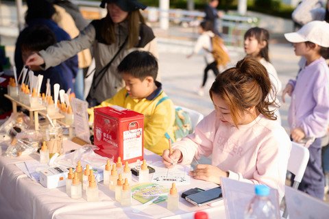 終點沙田公園特設「低碳生活嘉年華」，多個攤位均由保良局轄下服務單位所籌備，別具特色，吸引了眾多市民參與。