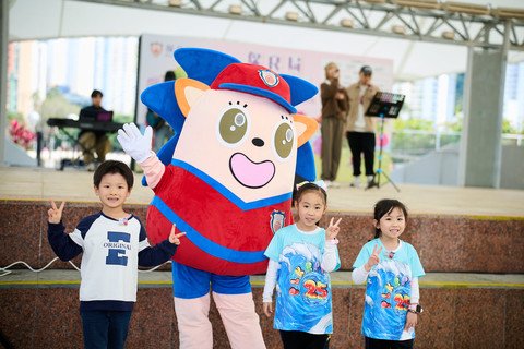 由保良局屬校學生設計的活動吉祥物「愛心小保」，帶領參加者由起點沙田馬場步行至終點沙田公園。