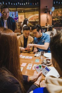 相片一：青年大使帶領嘉賓一同體驗愛語溝通卡，了解如何用以提升親子之間的溝通技巧。
