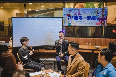 相片二：青年大使Alex(圖左）分享他透過計劃增強了與家人溝通的得着。