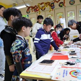 大家專注地拓印揮春。
