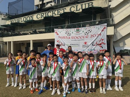 More than 50 students from the centre’s football 
team participated in the exciting and enjoyable 
Christmas special programme. After the football match, they took a group photo with Mr Mark Shuper, the founder of the Sprouts Foundation.
