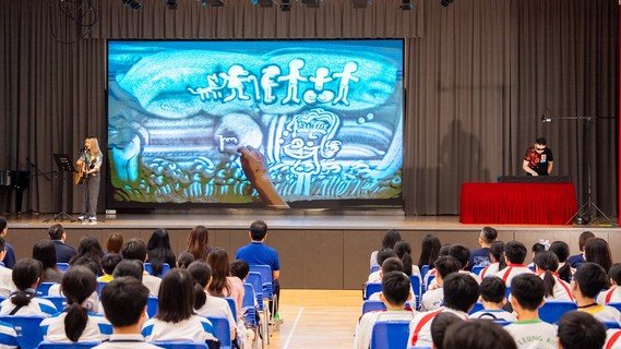 青年表演者結合沙畫與音樂的「共感．同行」演出。