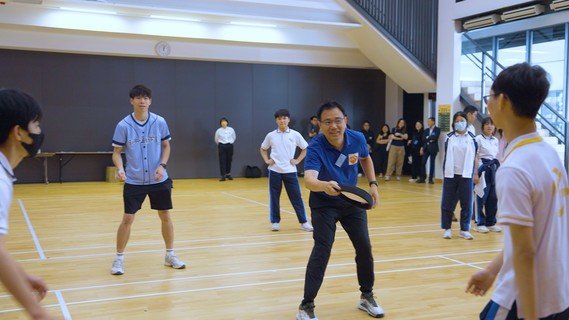 中信證券國際義工與學生分組參與特色工作坊。