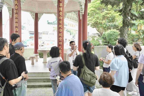 東保一家古蹟遊活動由上環開始，參觀過東華醫院大禮堂及廣福祠後，下午繼續於保良局總部參觀。