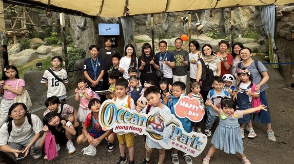 保良局主席李何芷韻太平紳士(後排左四)、譚毓楨副主席(後排左五)、鍾偉棠總理(後排右六)、海洋公園公司行政總裁黃嗣輝先生(後排左六)與保良局住局兒童在香港海洋公園「大熊貓之旅」進行大合照。
