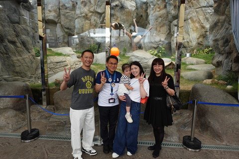 海洋公園公司行政總裁黃嗣輝先生(左二)於大熊貓之旅親身接待保良局主席李何芷韻太平紳士(右二)、譚毓楨副主席(右一)及鍾偉棠總理(左一)。