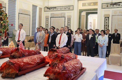 保良局乙巳年董事會成員、歷屆仝仁、管理層，於關帝廳內進行簡單而隆重的關聖帝君寶誕祭祀儀式。