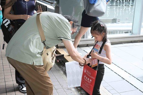各界義工不辭勞苦，積極向市民賣旗募捐，傳揚愛和希望。