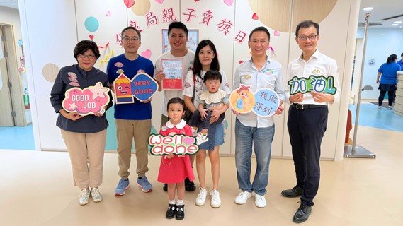 保良局董事會成員於九龍區旗站探訪學生、長者及康復單位義工。