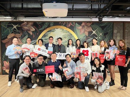 保良局李何芷韻主席與一眾董事會成員感謝華潤隆地有限公司及星展銀行員工對保良局賣旗日的支持。