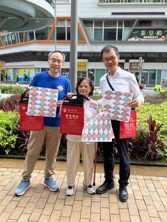 保良局董事會成員於九龍區旗站探訪學生、長者及康復單位義工。