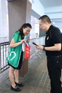 各界義工不辭勞苦，積極向市民賣旗募捐，傳揚愛和希望。