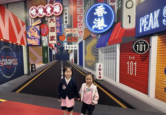 山頂廣場入面有懷舊香港的展覽。