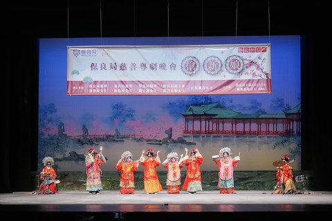 保良局锦泰小学学生担任暖场表演，以经典戏宝《帝女花》节目，并加入创新元素，为当晚节目揭开序幕。