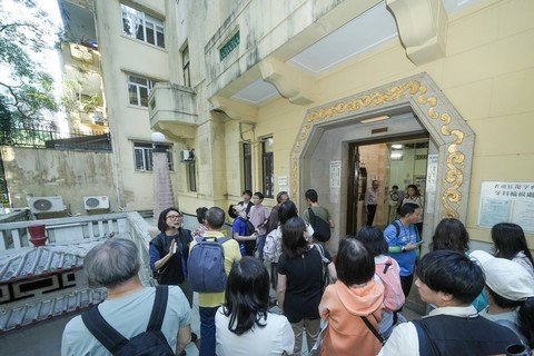 市民参加于活动子场地之一的香港红卍字会大楼导赏团，由香港红卍字会董事赵秀慧女士(左上一)亲自讲述该院的背后故事及文化价值。