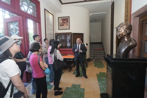 市民参加于活动子场地之一的孔圣讲堂导赏团，由孔圣堂礼仁书院校长杨永汉博士(右一)亲自讲述该堂的背后故事及文化价值。