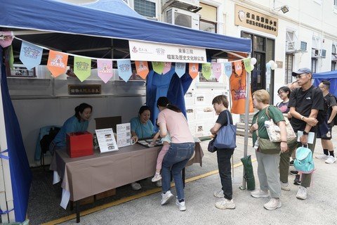 市民透过参与多个团体举办的教育摊位活动，深入了解历史建筑的保育工作及其文化价值。