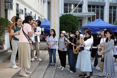 活动设有多场导赏团，带领市民深入了解中座大楼的历史及本局的服务发展。