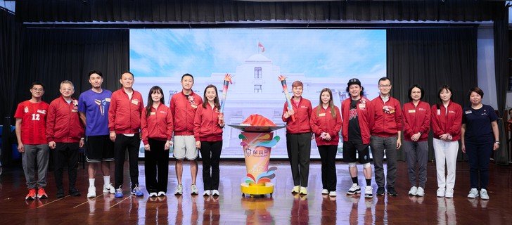 「保良共融运动火炬传递」环节中一众火炬手包括主礼倪文玲博士, JP（右七）、保良局邓宣宏雁副主席（左七），连同蔡加敏总理（右六）、陈思暐总理（左六）、张馨玲总理（左五）、一众嘉宾及本局管理层於火炬接力后点亮主火炬塔，象徵众人将共融运动的团结讯息传遍全港各区保良局服务单位。