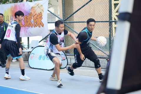 保良局职员篮球队与HERO篮球队展开一场约20分钟的友谊赛，双方你来我往、进球不断，将现场气氛推至最高峰。陈思暐总理更加入保良局职员篮球队参与友谊赛，气氛热烈。图为陈思暐总理（右二）及HERO篮球队成员翟威廉（右一）。