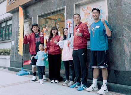 张馨玲总理（左三）与综合家庭服务使用者（中）从前香港男子篮球代表队运动员翁金骅先生（右二）、HERO篮球队发起人阿感（左一）及伍家谦先生（右一）等人手上接过火炬，传递爱与和平的讯息。