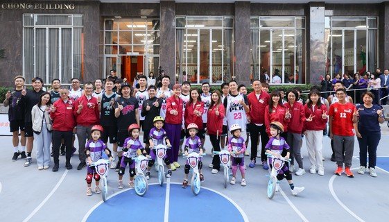 主礼嘉宾倪文玲博士, JP（前排左七）、保良局邓宣宏雁副主席（前排左八）、蔡加敏总理（前排右八）、陈思暐总理（前排右七）及张馨玲总理（前排右五）、翁金骅先生（前排右六）、阿感（前排左五），与本局管理层、本局及ＨERO篮球队队员及「保宝单车队」合照。