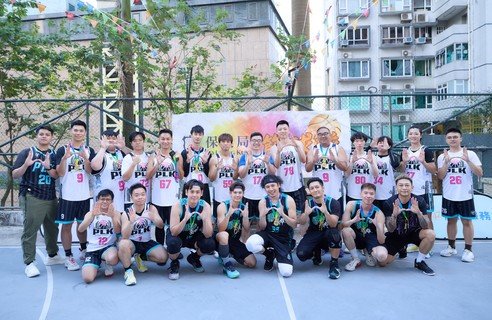 HERO篮球队，包括发起人阿感（前排右四），成员翟威廉（前排右三）、徐文浩（前排左三）及刘颂鹏（前排左四）等与保良局职员篮球队交流切磋。