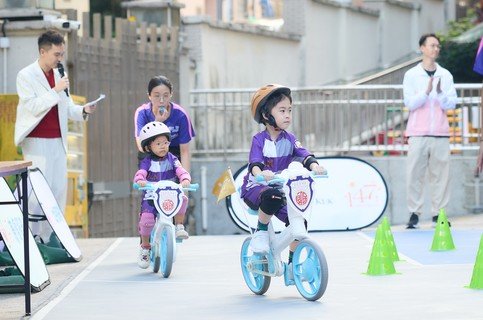 幼儿服务的小车手「保宝单车队」为活动献上活力四射的表演。