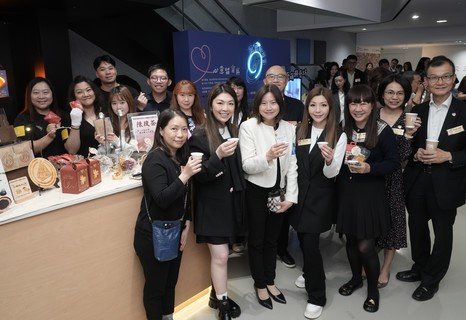 仪式结束后，嘉宾在职员的带领下参观展品及品尝职康单位的手工咖啡。