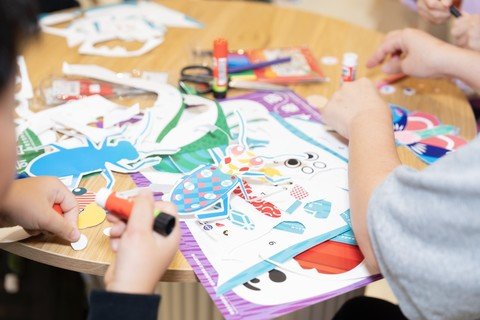 商場遊客欣賞以本地特色動物、植物、昆蟲、菇菌為題的趣味介紹展板，亦參與以本地生態為題的創意工作坊。