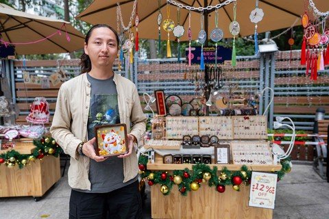 现场设有约30档美食及文创作品摊位。