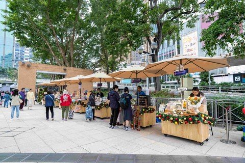 现场设有约30档美食及文创作品摊位。