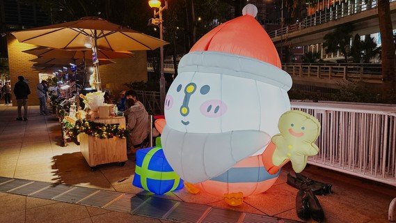 V Mart第一期以「童话圣诞」为主题，现场设有多个巨型圣诞打卡装置。