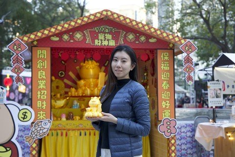 Lena将自创的胡须平安猫化身宠物财神。