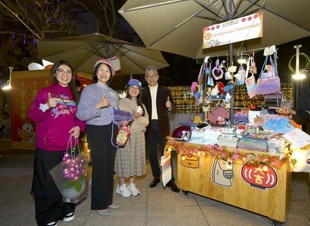 主礼团嘉宾於市集内购物消费，支持档主。