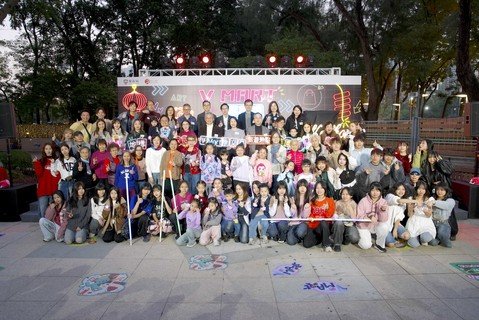 主礼团嘉宾连同於典礼上表演的青年及长者一同大合照。