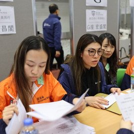 因應大埔居民所需，保良局向宏福苑每戶發放現金港幣15,000元「緊急援助金」，有領取現金的街坊讚揚本局行動迅速，以解他們燃眉之急。