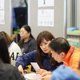 因應大埔居民所需,保良局向宏福苑每戶發放現金港幣15,000元「緊急援助金」,有領取現金的街坊讚揚本局行動迅速,以解他們燃眉之急。