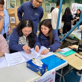 保良局在臨時庇護中心設立支援站，保良局主席何芷韻太平紳士及董事會成員聯同前線團隊，包括社工、該區屬校校長向居民派發應急錢及緊急物資。