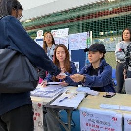 保良局在臨時庇護中心設立支援站,保良局主席何芷韻太平紳士及董事會成員聯同前線團隊,包括社工、該區屬校校長向居民派發應急錢及緊急物資。