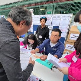 保良局在臨時庇護中心設立支援站,保良局主席何芷韻太平紳士及董事會成員聯同前線團隊,包括社工、該區屬校校長向居民派發應急錢及緊急物資。