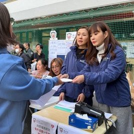 保良局在臨時庇護中心設立支援站,保良局主席何芷韻太平紳士及董事會成員聯同前線團隊,包括社工、該區屬校校長向居民派發應急錢及緊急物資。