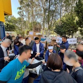 保良局在臨時庇護中心設立支援站,保良局主席何芷韻太平紳士及董事會成員聯同前線團隊,包括社工、該區屬校校長向居民派發應急錢及緊急物資。