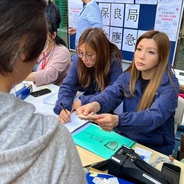 保良局在臨時庇護中心設立支援站,保良局主席何芷韻太平紳士及董事會成員聯同前線團隊,包括社工、該區屬校校長向居民派發應急錢及緊急物資。