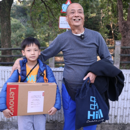 董事會成員及前線團隊向居民派發電腦,支援他們學習、工作及生活上的需要。