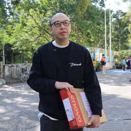 董事會成員及前線團隊向居民派發電腦,支援他們學習、工作及生活上的需要。