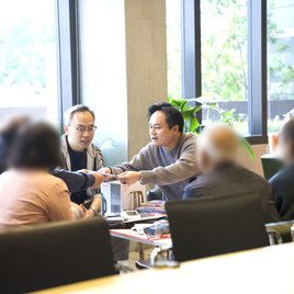 保良局李兆基青年綠洲為受影響居民提供臨時住宿,保良局主席何芷韻太平紳士聯同董事會成員及本局團隊探訪居民,送上誠摯慰問並了解居民需要。居民向本局送上感謝卡表達心意。