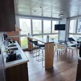 保良局李兆基青年綠洲為受影響居民提供臨時住宿，保良局主席何芷韻太平紳士聯同董事會成員及本局團隊探訪居民，送上誠摯慰問並了解居民需要。居民向本局送上感謝卡表達心意。